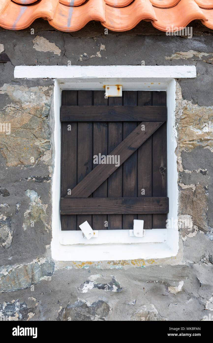 Obturateur de fenêtre en bois sur un chalet dans le village de pêcheurs de Crovie, Aberdeenshire, Scotland, UK Banque D'Images