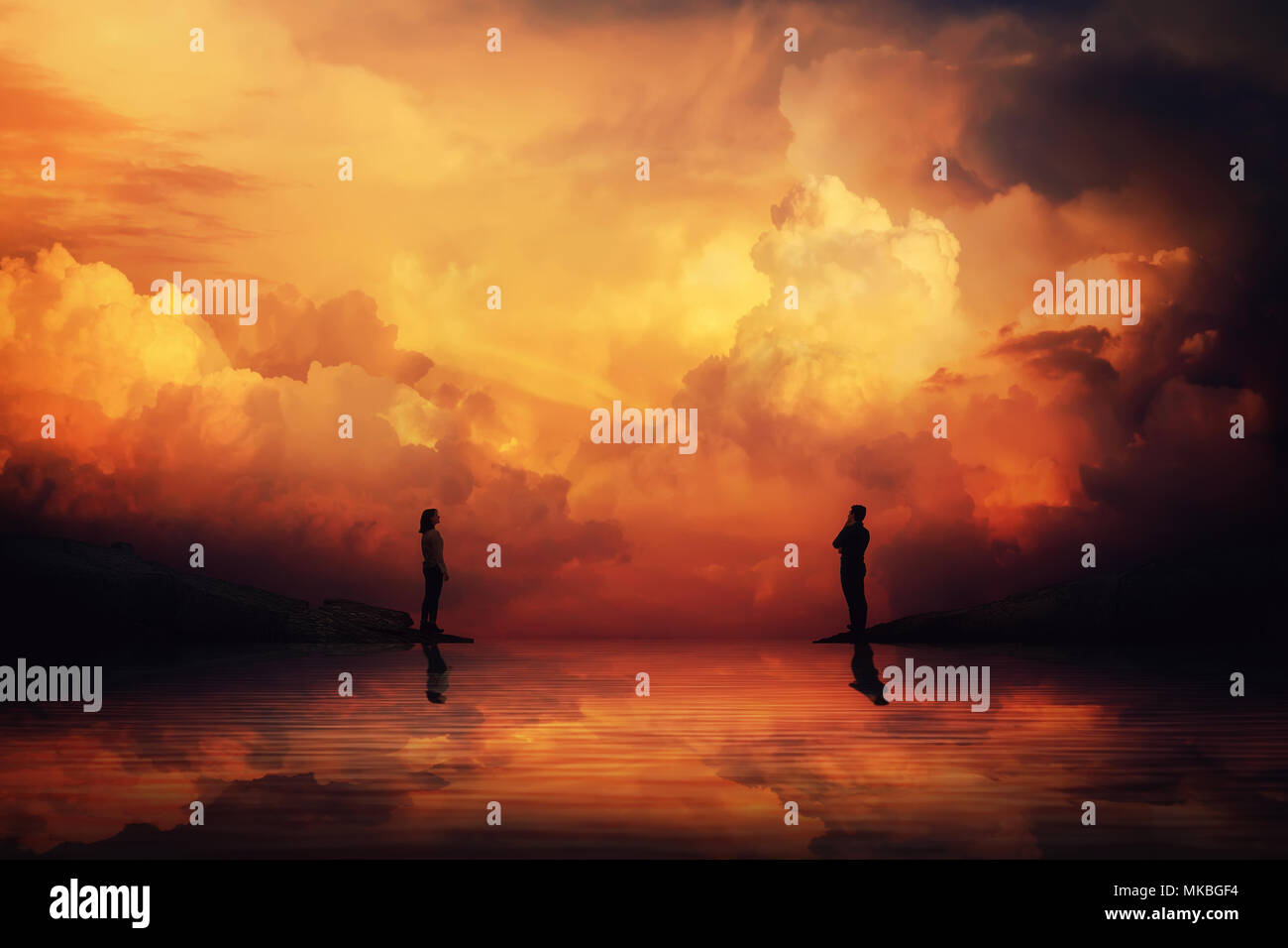 L'homme et la femme se tenir sur les différents côtés de la rive d'penser comment rejoindre l'autre sur un fond coucher de soleil. La construction d'un pont imaginaire Banque D'Images