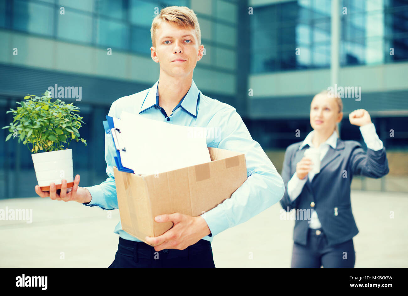 Businesswoman est souhaiter bonne chance à travailleur sur le nouveau lieu de travail. Banque D'Images