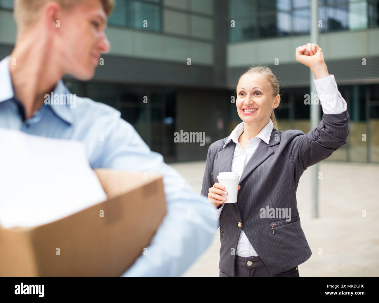 Boss femme est qui souhaitent bonne chance à l'employée de bureau sur les nouveaux lieux de travail. Banque D'Images