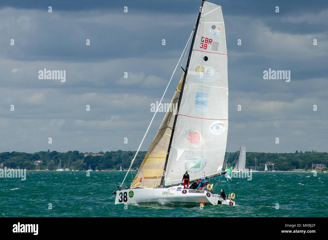 Fastnet Yacht Race 2017 Yarmouth Pier de passage sur l'île de Wight. Yacht avec GBR 38. La classe 40. Propriétaire : Ari Kaensaekoski Banque D'Images