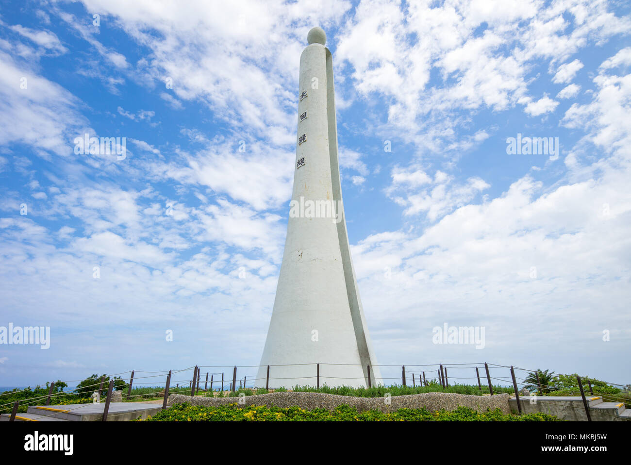 Le tropique du Cancer Marqueur à Hualien, Taïwan. les caractères chinois signifierait "tropique du cancer" Banque D'Images