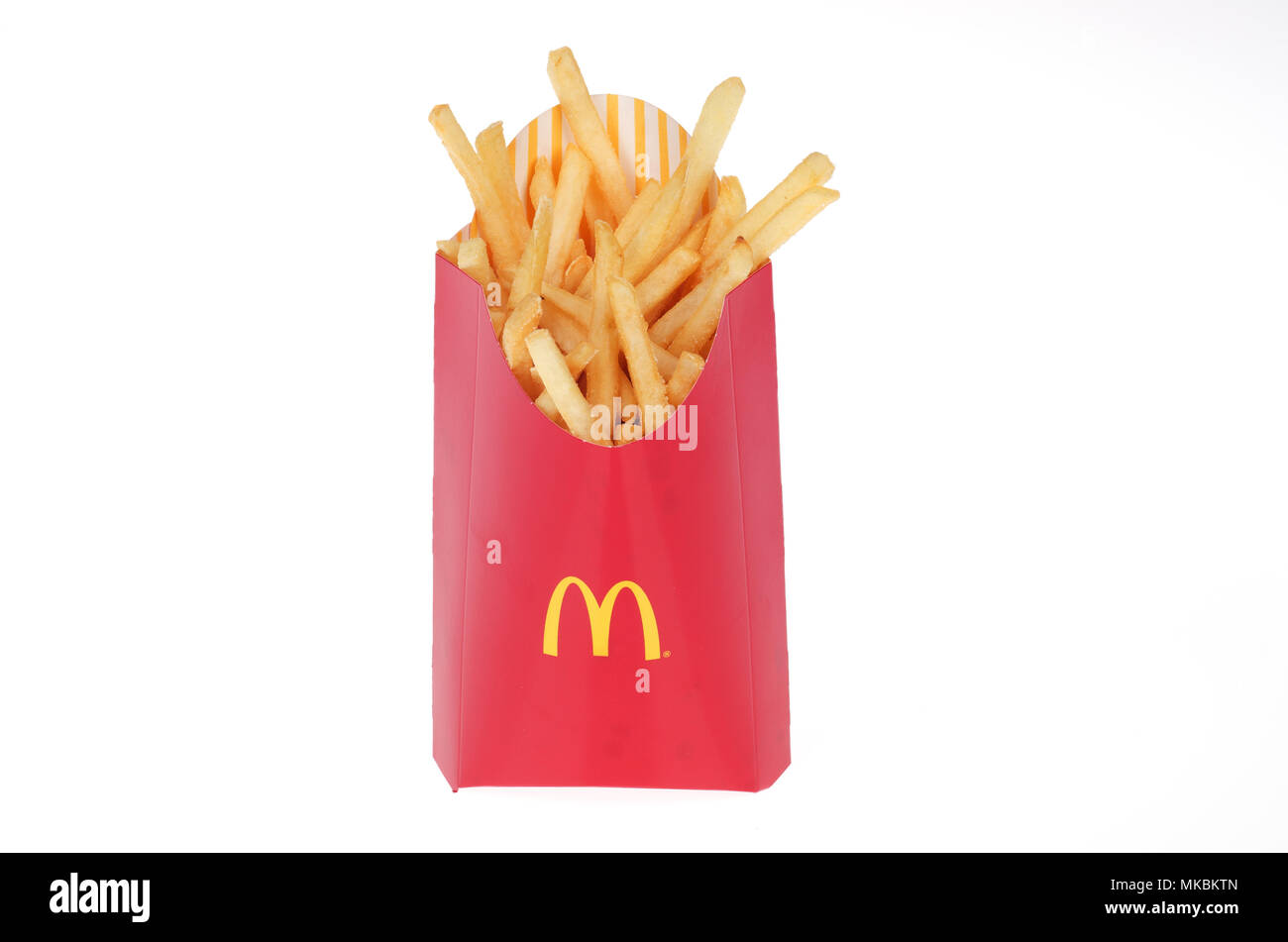 McDonald's grand frites en boîte rouge contenant sur fond blanc Banque D'Images