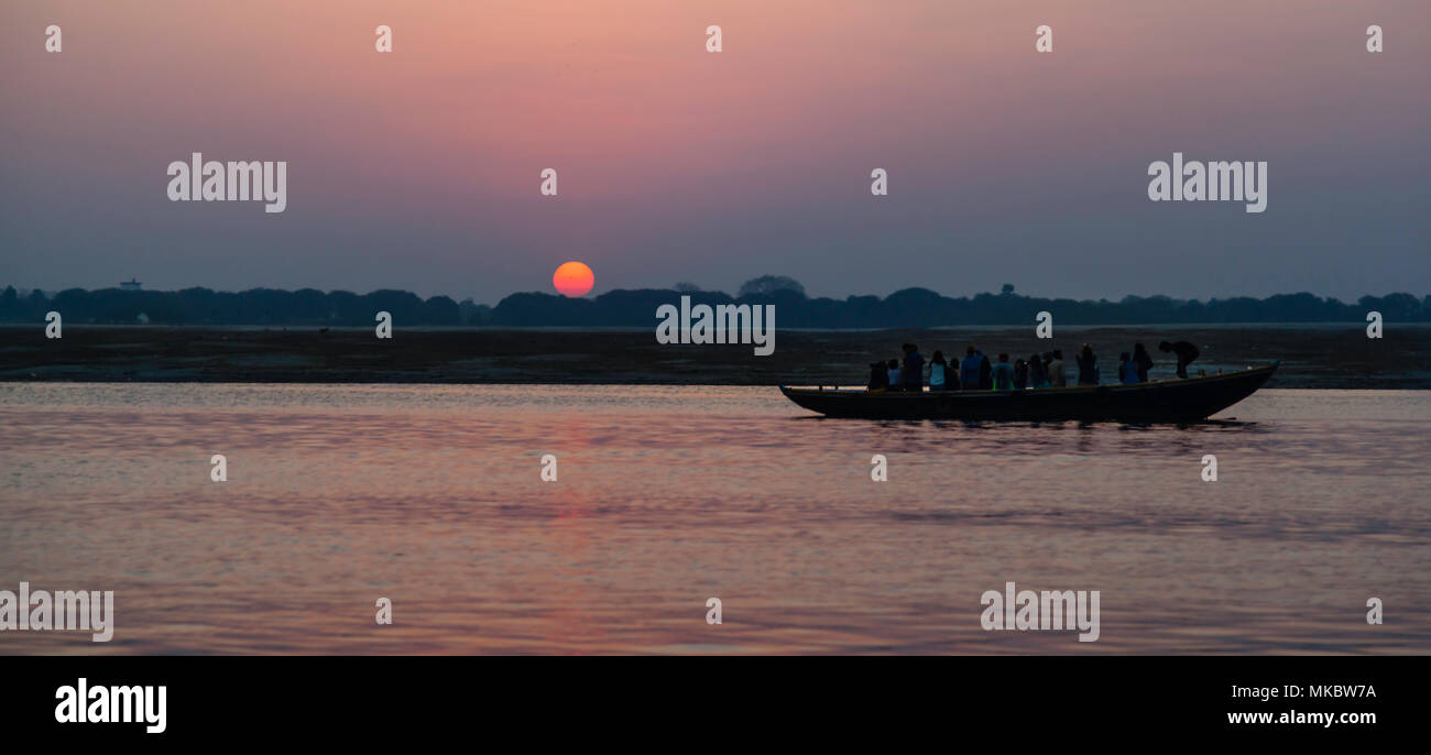 Tôt le matin, à Varanasi où des centaines de personnes se sont réunis pour regarder le lever du soleil sur le Gange. Banque D'Images