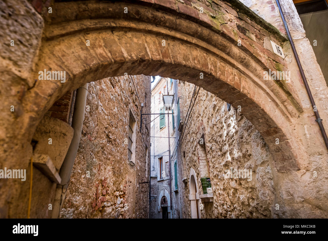 SERRE di Rapolano, Toscane, Italie - 25 Avril 2018 : randonnée à Serre di Rapolano connu pour les carrières de travertin, mais du cœur médiéval, Sien Banque D'Images
