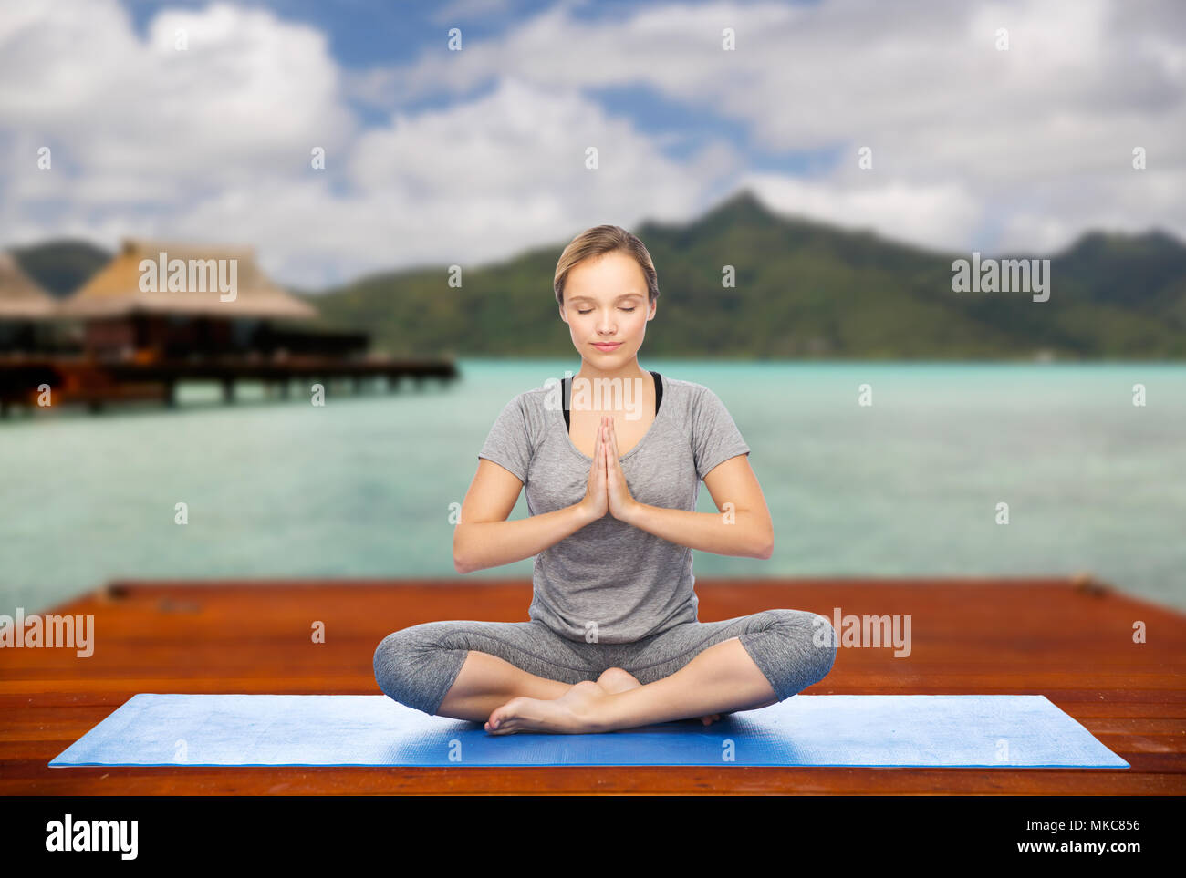 Femme faisant yoga Yoga en méditant et posent de lotus Banque D'Images