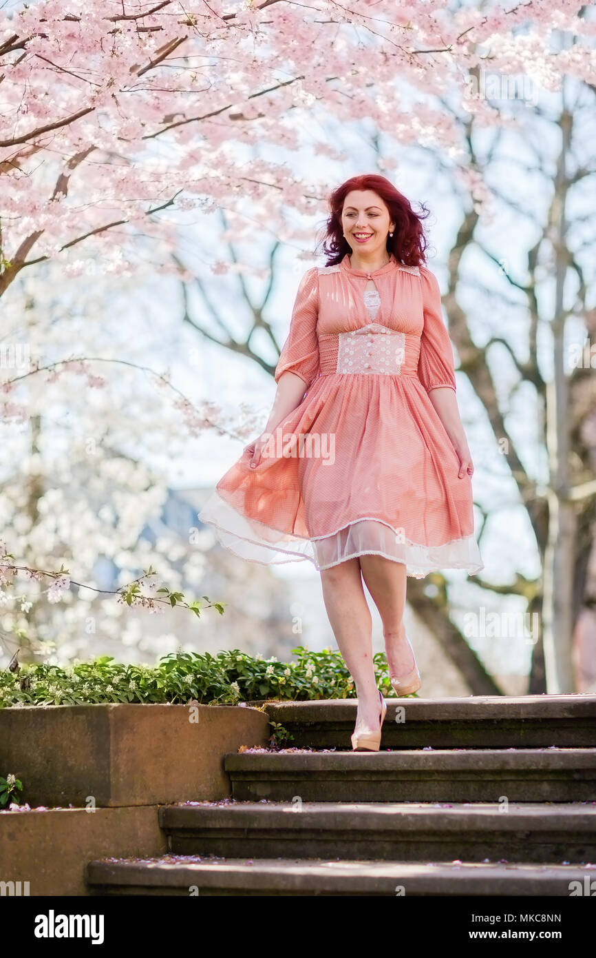 Images d'une femme qui marche sur l'escalier dans un parc Banque D'Images
