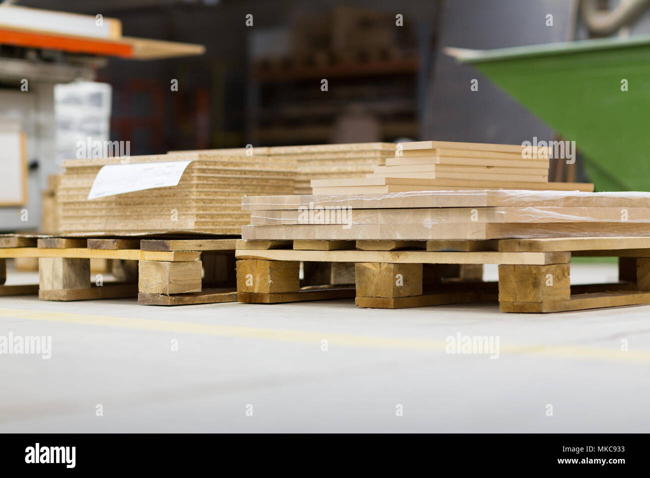 Les planches de bois et panneaux de stockage à l'usine Banque D'Images