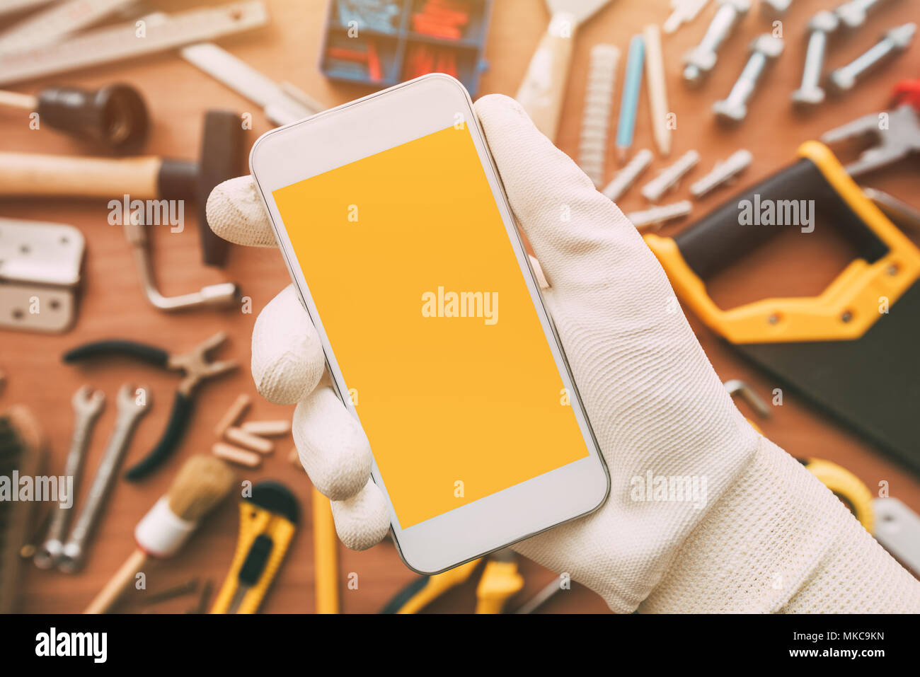 Handyman smart phone app avec écran vide. Réparateur téléphone holding dans la main. L'espace pour copier du texte ou l'application de travail d'entretien ou de l'entreprise St. Banque D'Images