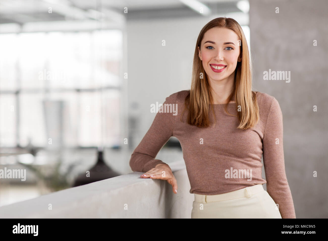 Happy smiling businesswoman at office Banque D'Images