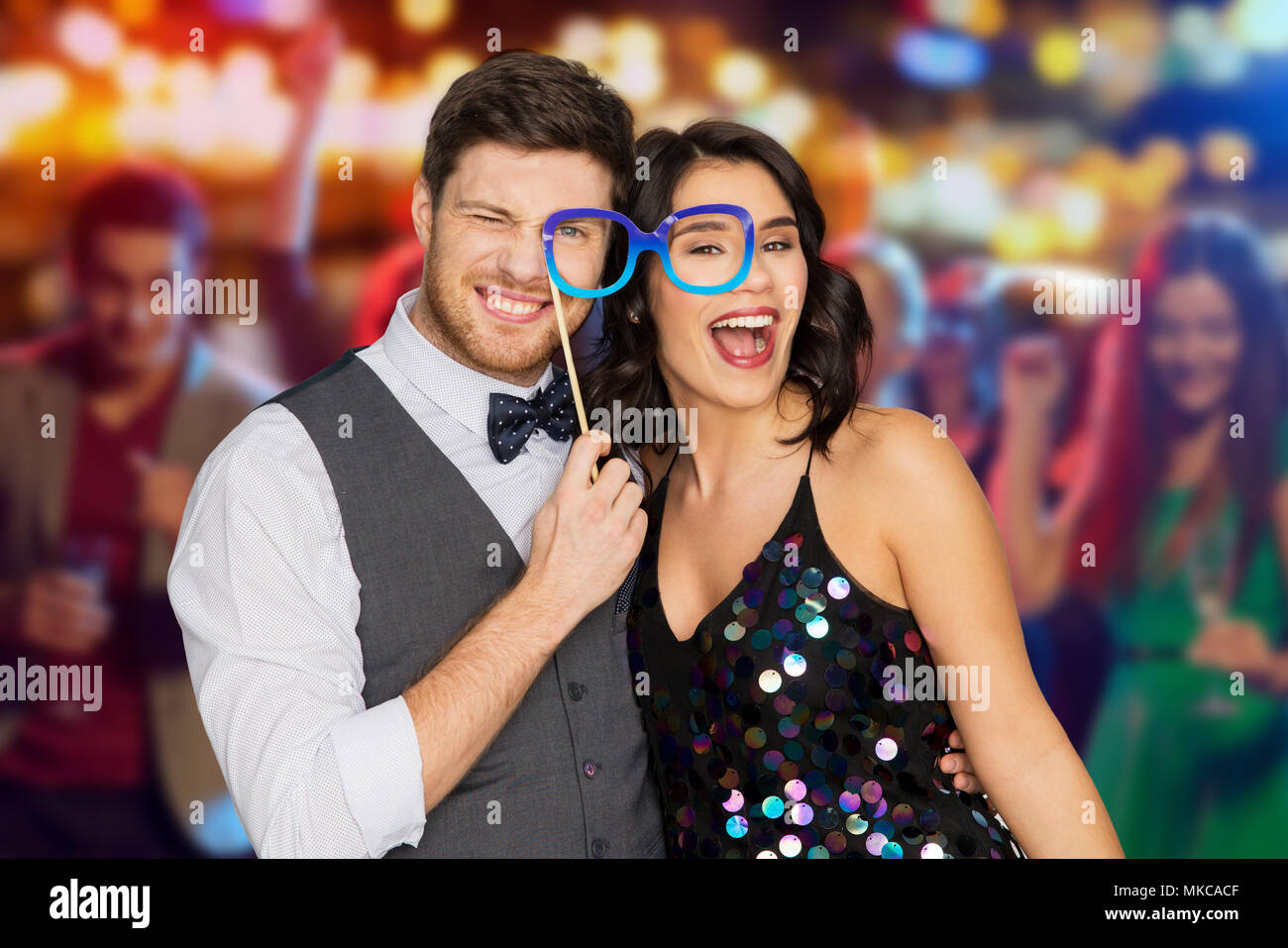 Couple heureux avec lunettes parti s'amuser Banque D'Images