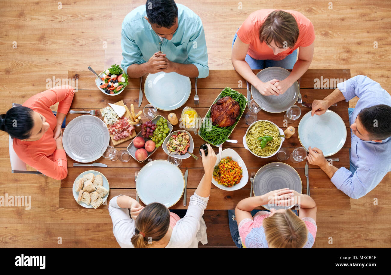 Groupe de personnes de manger à table avec de la nourriture Banque D'Images