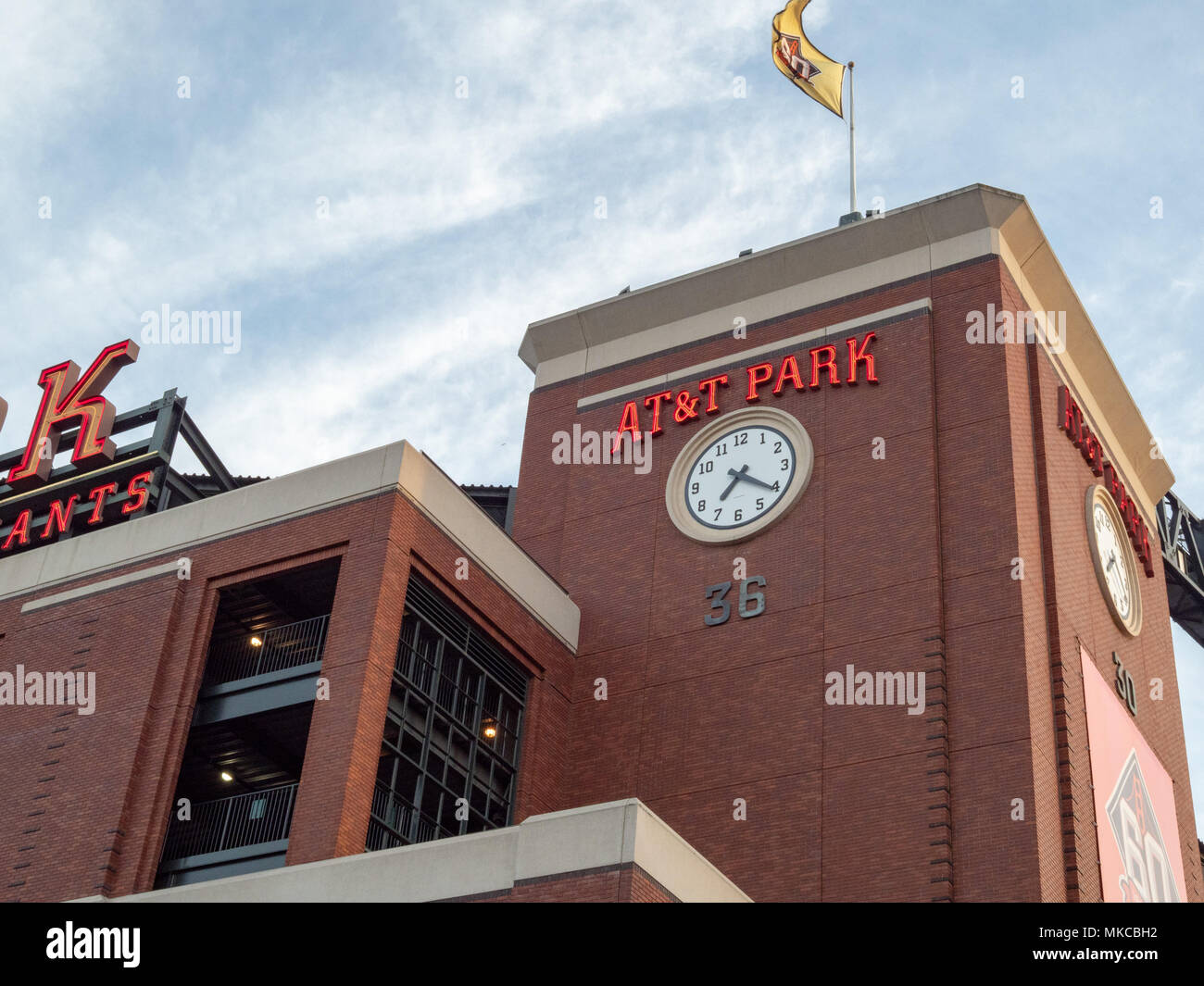 SAN FRANCISCO, CA - le 24 avril 2018 : le logo AT&T Park et de l'horloge avant une soirée jeu Banque D'Images