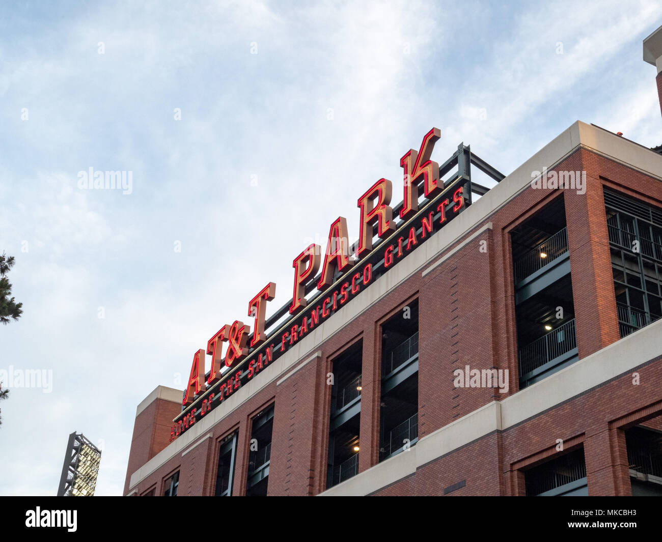 SAN FRANCISCO, CA - le 24 avril 2018 : le logo AT&T Park avant qu'un jeu de nuit Banque D'Images