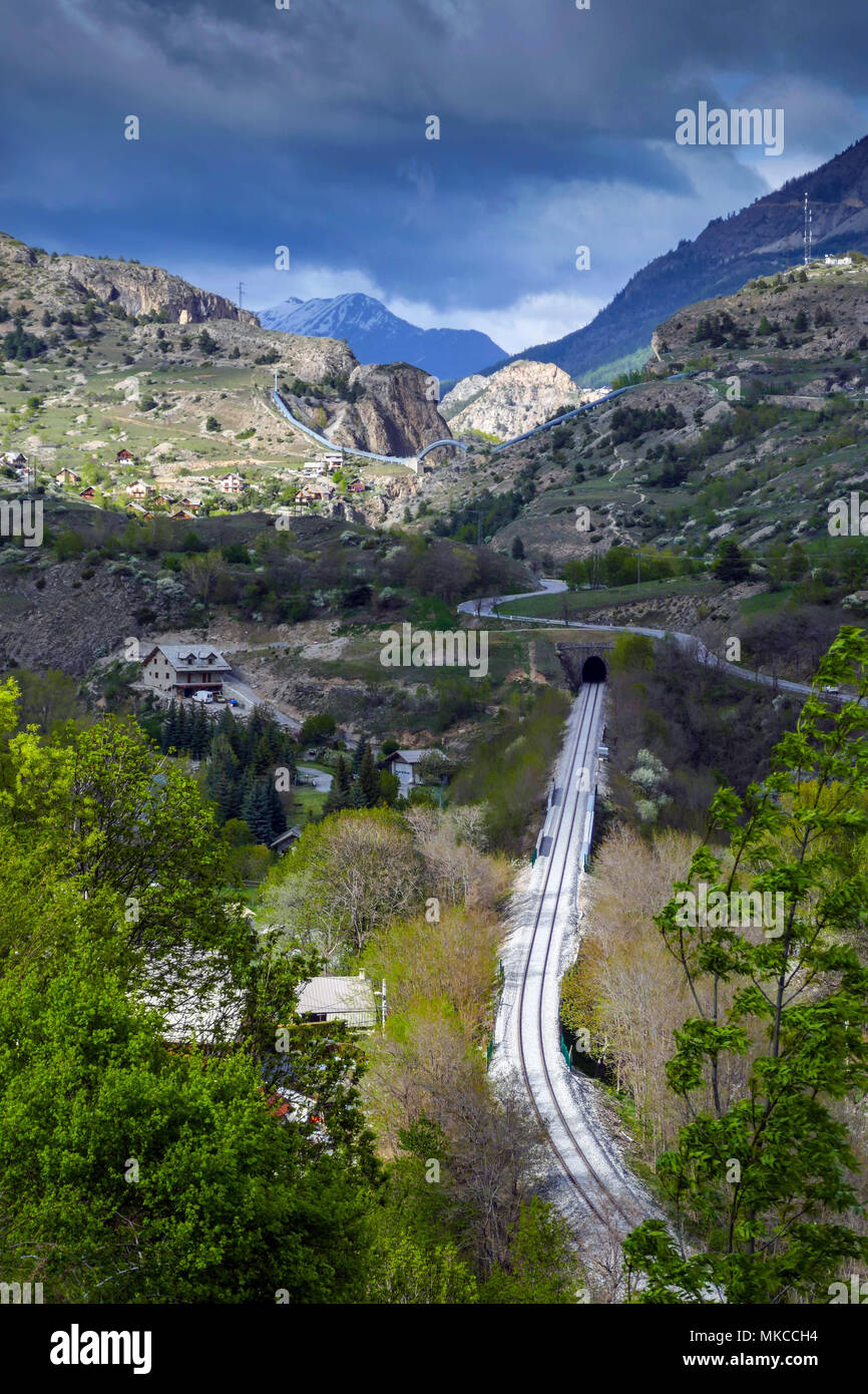 Tuyau d'eau hydroélectrique, route et chemin de fer, la Gorge du Durance, Briancon, Haute Alpes, France Banque D'Images