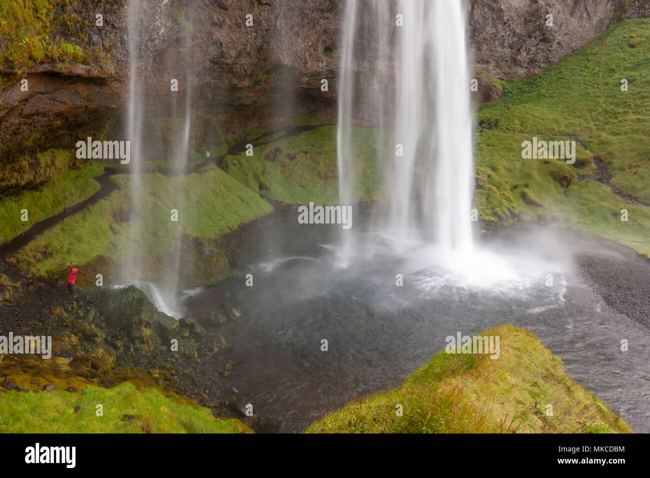 En cascade de Seljalandsfoss avant touristique grotte, Islande Banque D'Images