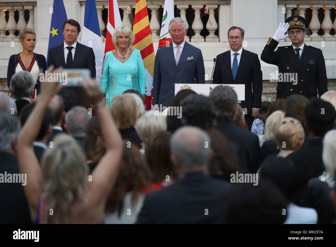 (De gauche à droite) Laura Tenoudji avec son mari le maire de Nice Christian Estrosi, duchesse de Cornwall, le Prince de Galles et l'Ambassadeur du Royaume-Uni en France Seigneur Llewellyn stand pour l'hymne national à la Villa Masséna, à Nice, France, lors d'une réception pour célébrer l'alliance de longue date entre Nice et le Royaume-Uni dans le cadre de leur visite dans le pays. Banque D'Images