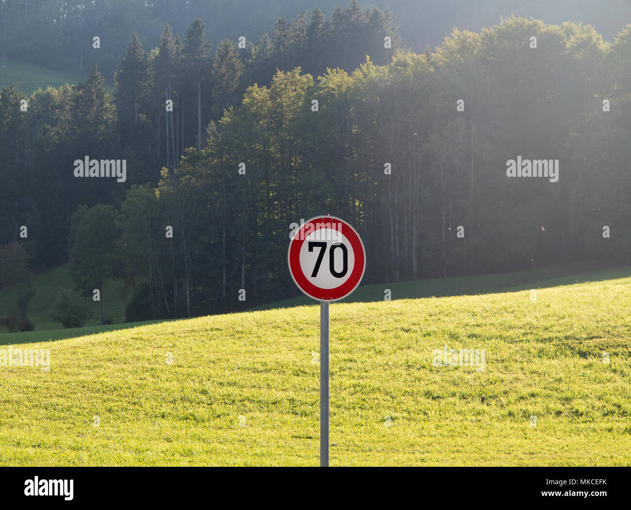 Signe de la limite de vitesse dans les zones rurales 70 Banque D'Images