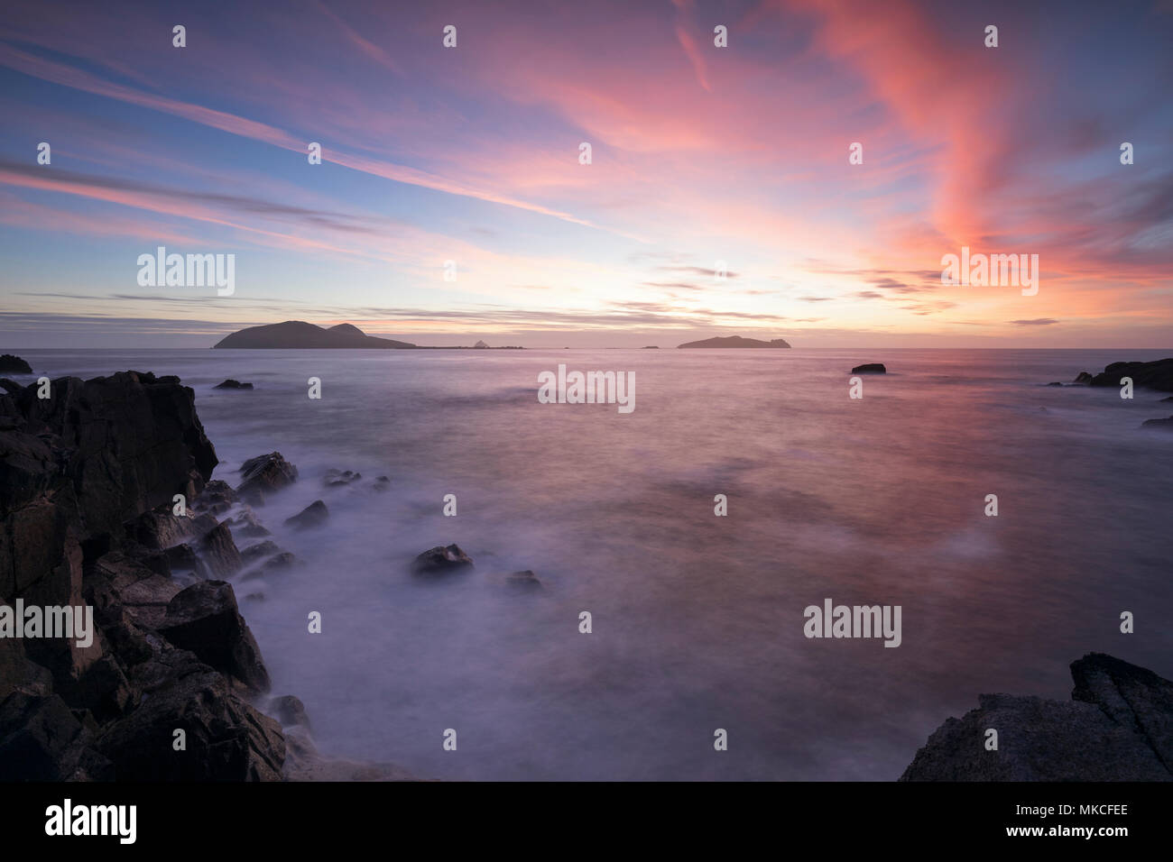 Coucher de soleil sur l'Îles Blaskett sur la péninsule de Dingle Comté de Kerry, Irlande. Banque D'Images