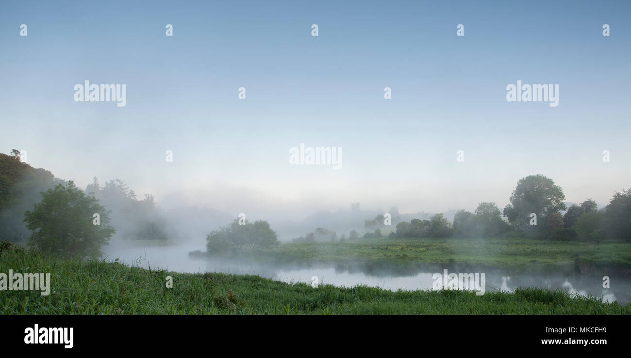 Vue panoramique sur les ruines d'Dunmoe château sur les rives de la rivière Boyne, dans le comté de Meath. Banque D'Images
