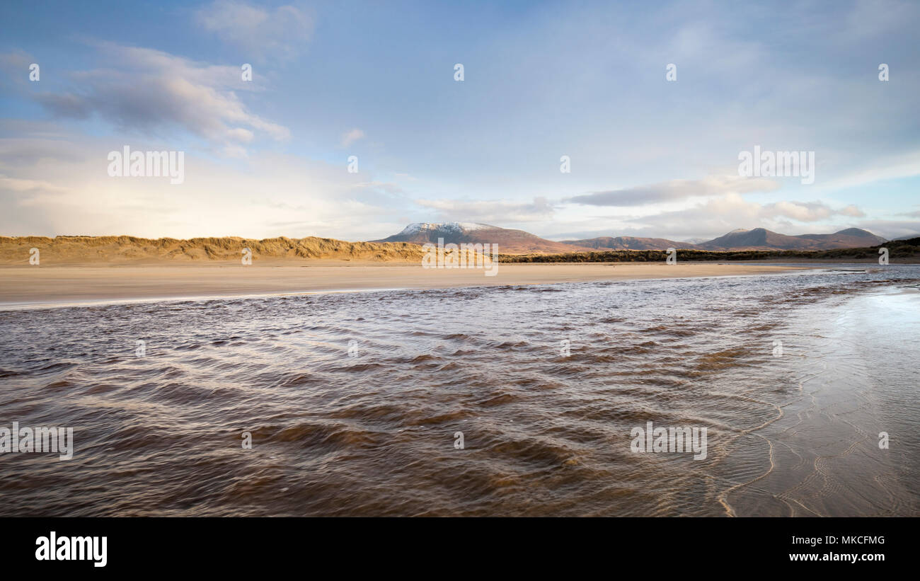Drumnatinney Beach sur une montagne Muckish enneigés Falcarragh, comté de Donegal Banque D'Images
