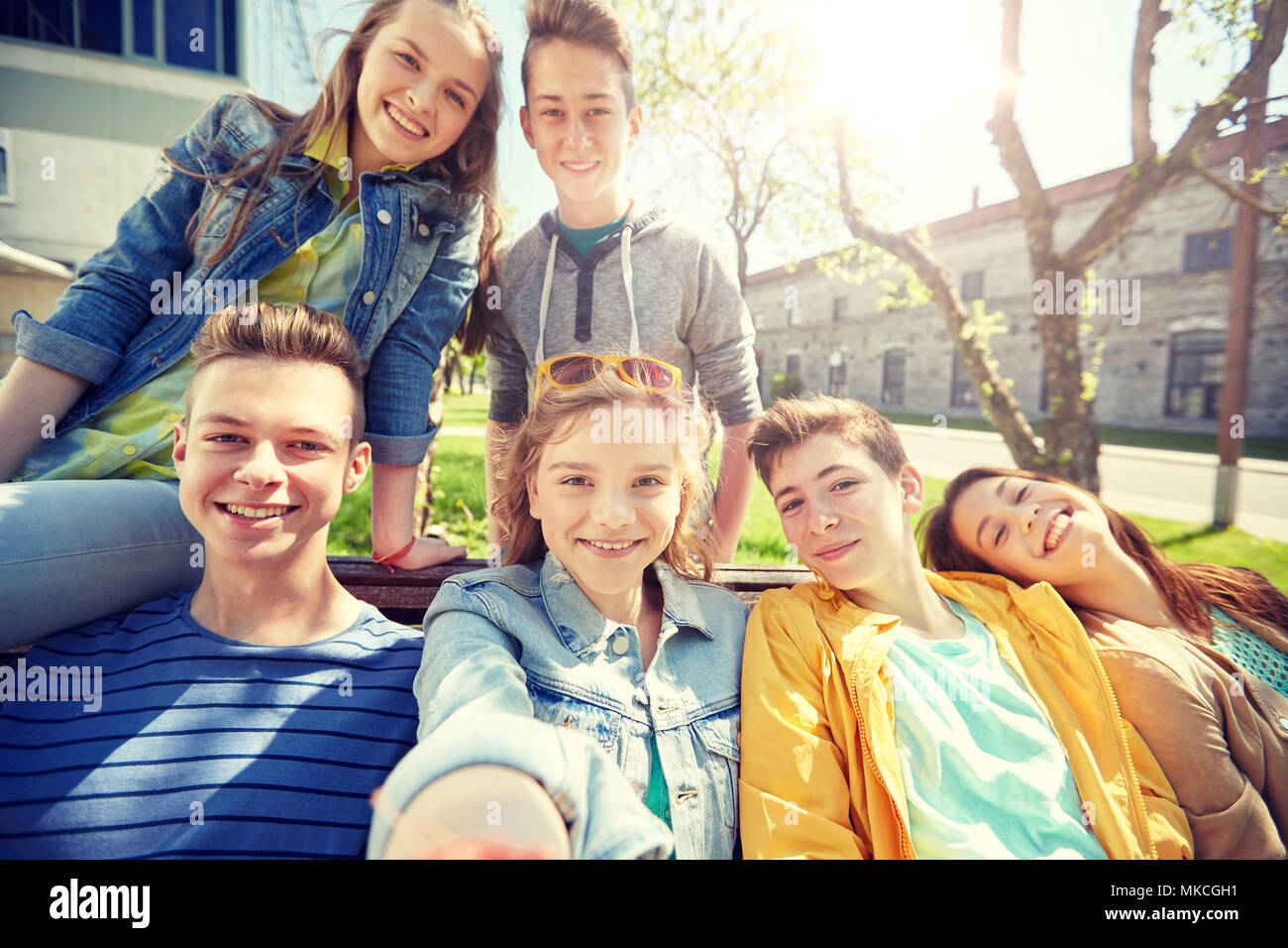 Heureux étudiants adolescents ou des amis prenant selfies Banque D'Images