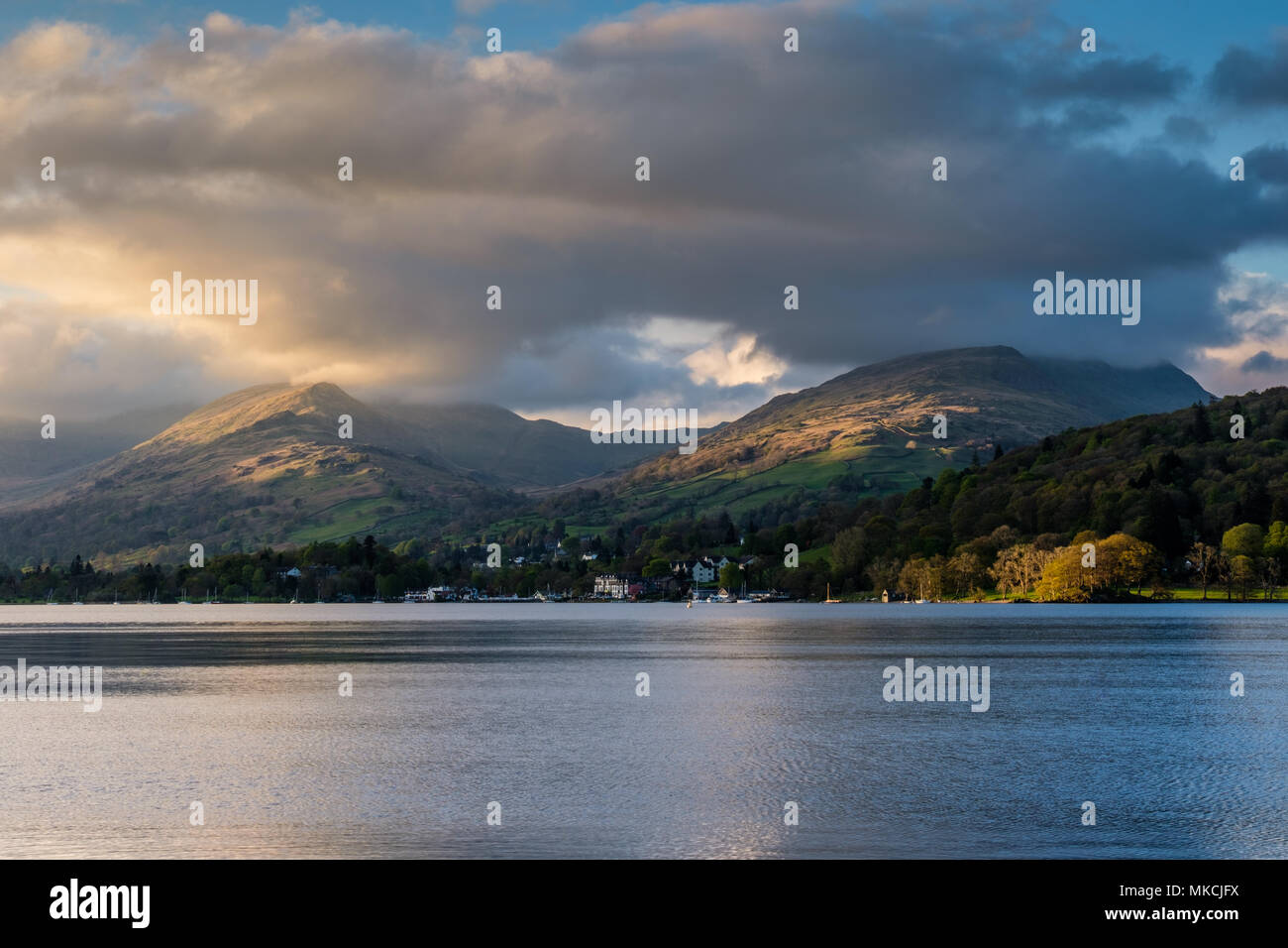 Wansfell Pike et éboulis rouge vu à travers Windermere, dans le domaine du Château de l'arrêt Wray, Ambleside, Lake District, Cumbria Banque D'Images