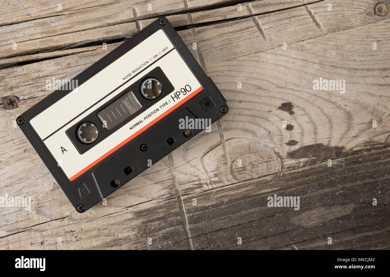Vintage cassette audio sur fond de bois brun Banque D'Images