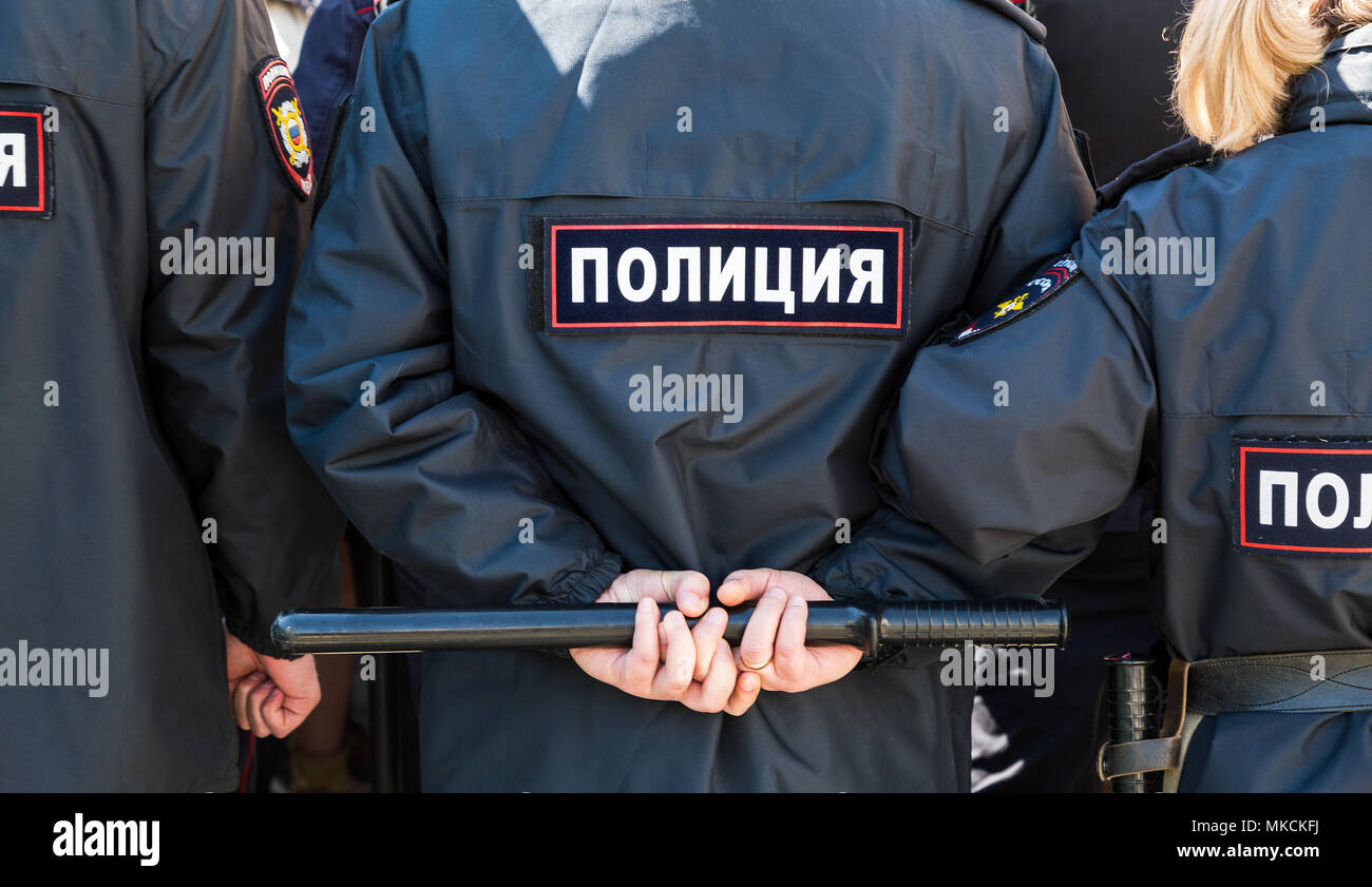 Samara, Russie - Mai 5, 2018 : Fédération de policier avec la police matraque. Texte en russe : Police Banque D'Images