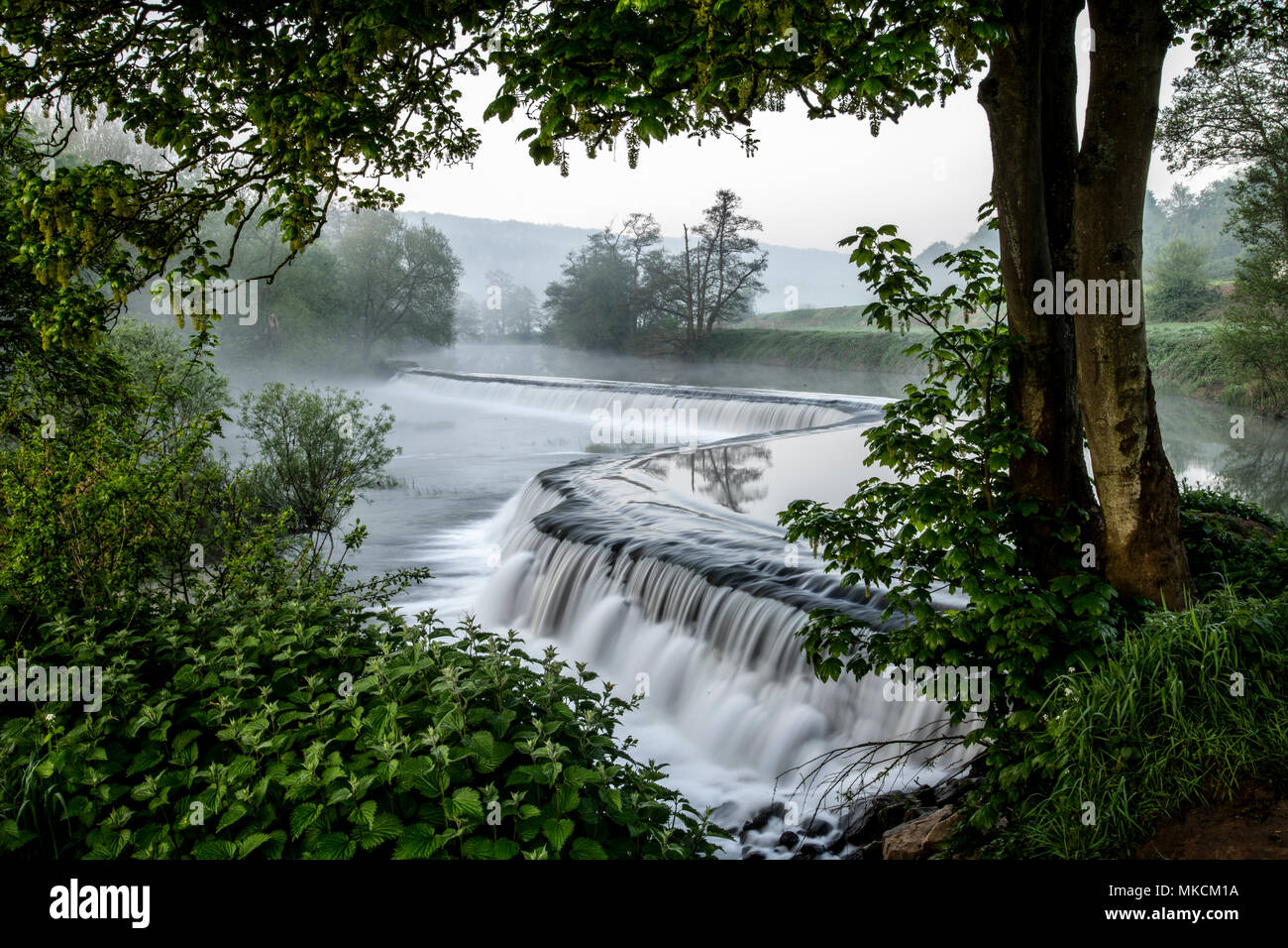 Warleigh Weir sur la rivière Avon près de Bath dans le Somerset. Banque D'Images