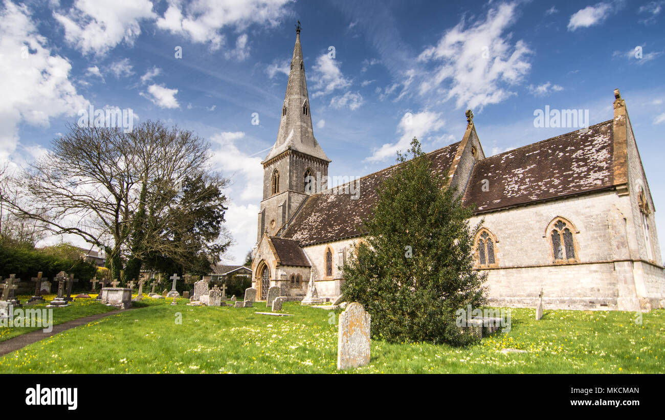 L'église paroissiale traditionnelle en pierre avec tour et sa flèche dans le village de Bradford Peverell près de Dorchester, dans le Dorset. Banque D'Images