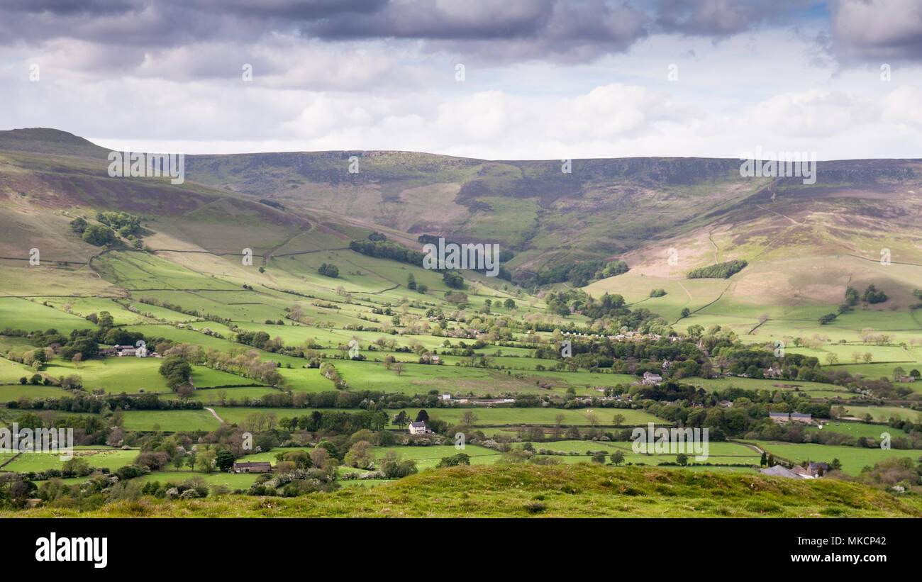 Le moorland plateau de Kinder Scout s'élève au-dessus des pâturages luxuriants champs d'Edale Valley dans le Derbyshire, en Angleterre, Parc national de Peak District. Banque D'Images