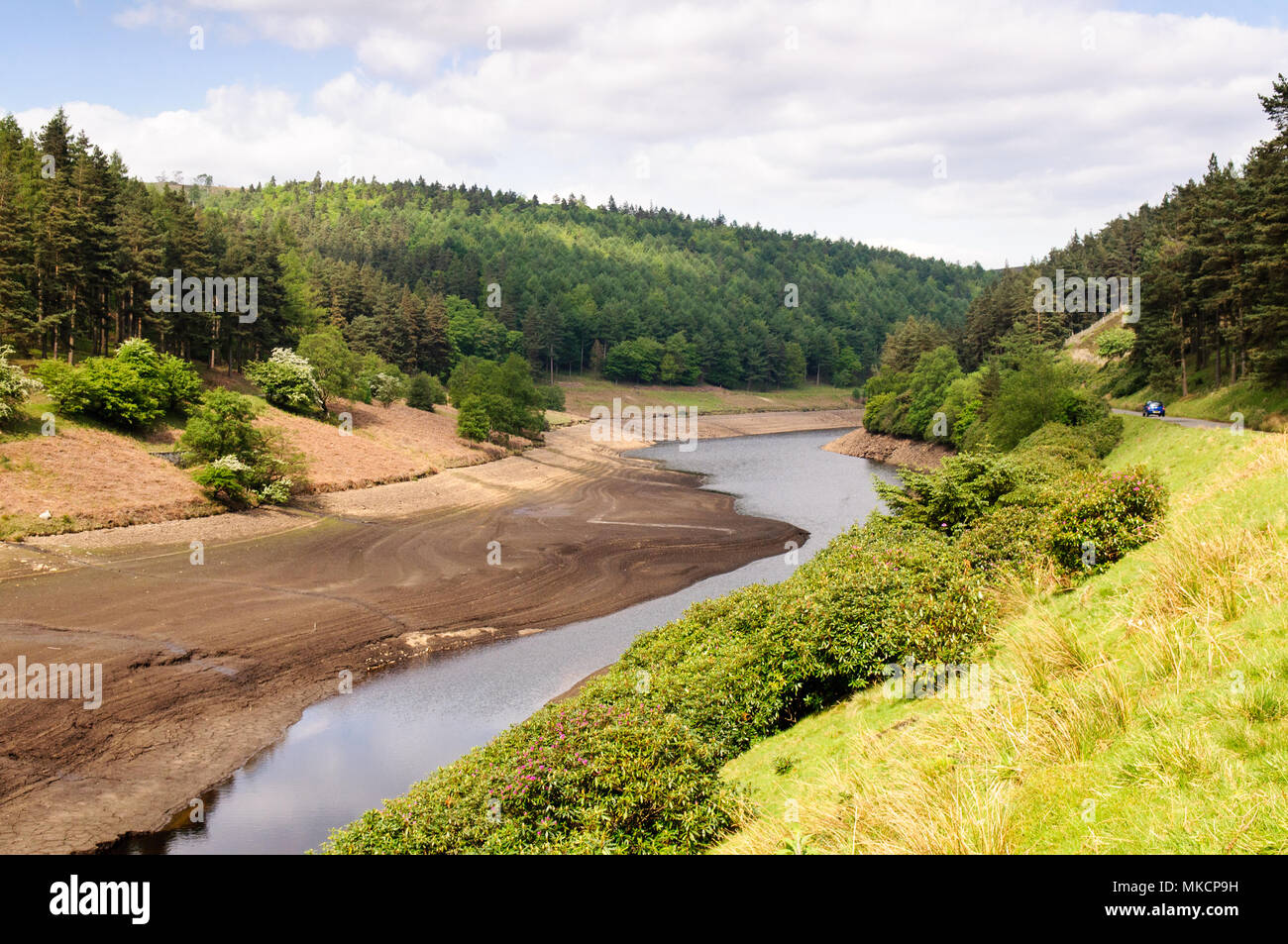 Les faibles niveaux d'eau dans le réservoir du Derbyshire Derwent pendant une période de sécheresse en Angleterre's Peak District National Park. Banque D'Images