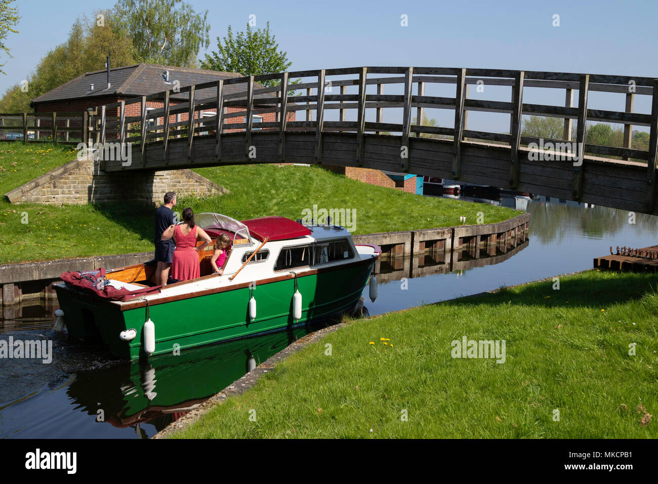Petit bateau en direction de l'entrée de la marina depuis Bell Furrows Lock, Ripon Canal, North Yorkshire, Angleterre, Royaume-Uni. Banque D'Images