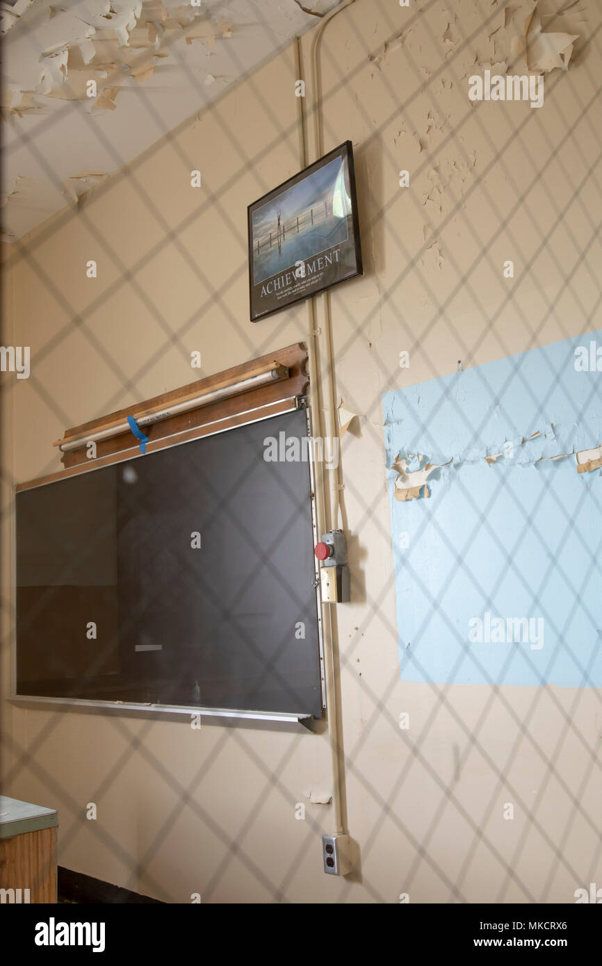 Cresson, PA, USA - 5 mai 2018 - L'affiche de motivation sur le mur de la salle de classe abandonnée avec des murs et un plafond. Banque D'Images