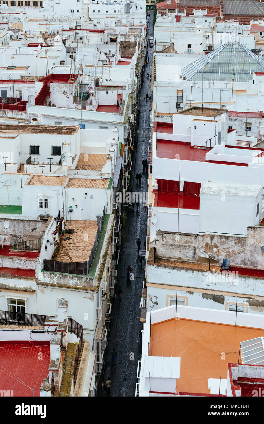 Un angle de vue de haut une longue rue à Cadix, Espagne Banque D'Images