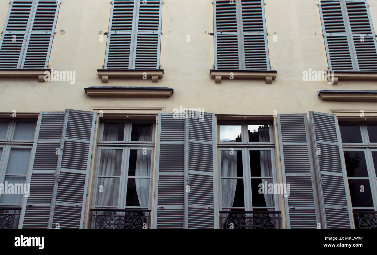 Vue du bas d'un immeuble à Paris montrant français / Parisian style architectural. Banque D'Images