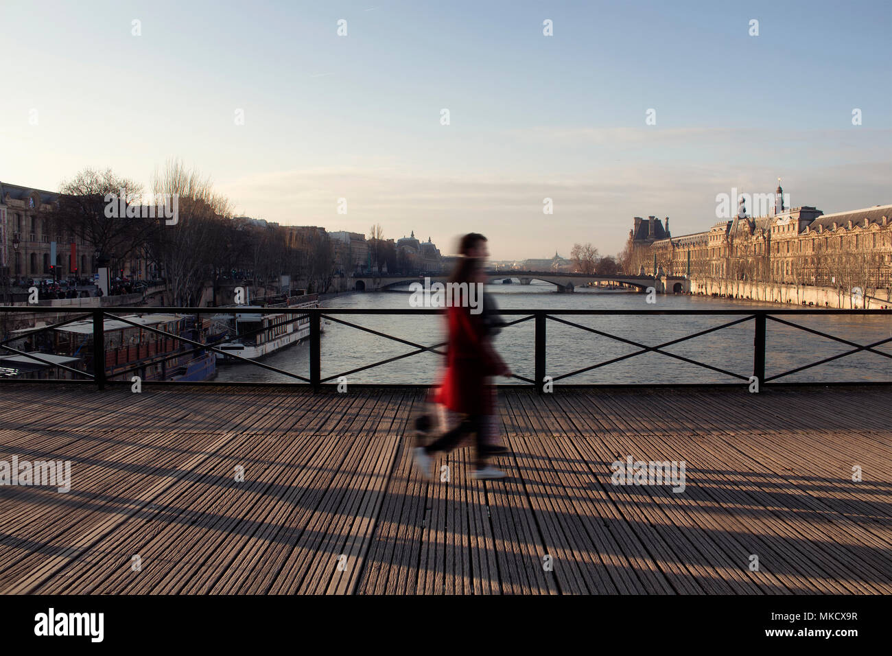 Blurry motion image de couple en train de marcher sur le Pont des Arts pont sur Seine à Paris. Banque D'Images
