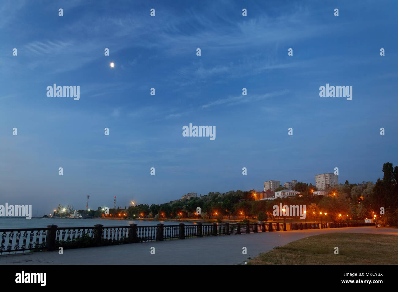 Matin chaque année et le lever du soleil sur l'embarquement de la ville de Taganrog, Rostov-On-Don, Russie Banque D'Images