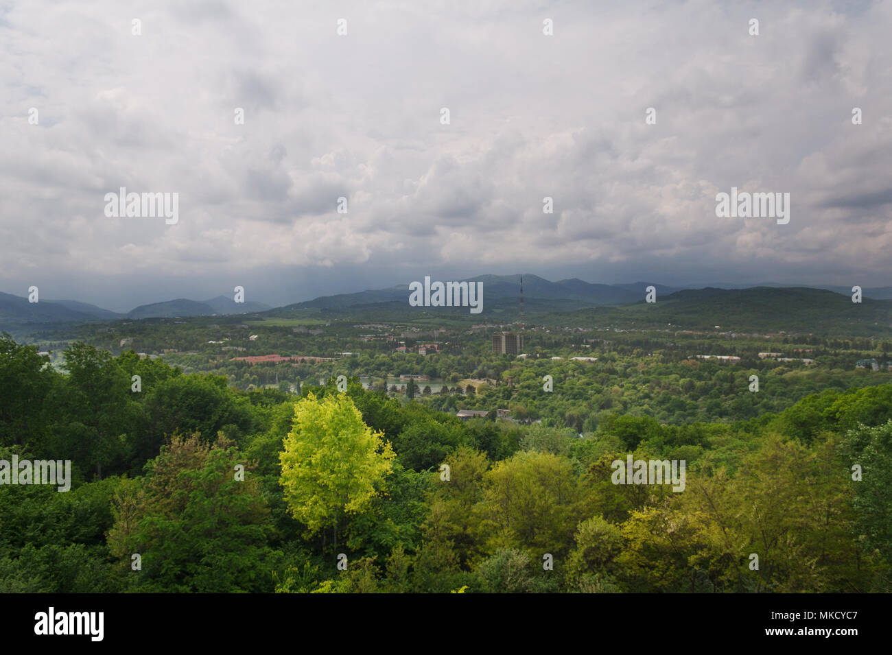 Des nuages au-dessus de la ville de Naltchik, Nord du Caucase, Russie Banque D'Images