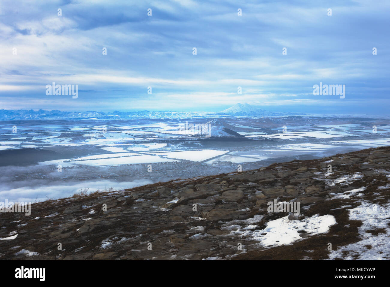 Une vue sur le Nord du Caucase, montagnes, y compris mt. L'elbrous, mt. Djutsa et mt. Yutsa, vu depuis le mt. Mashuk, Piatigorsk, Russie Banque D'Images