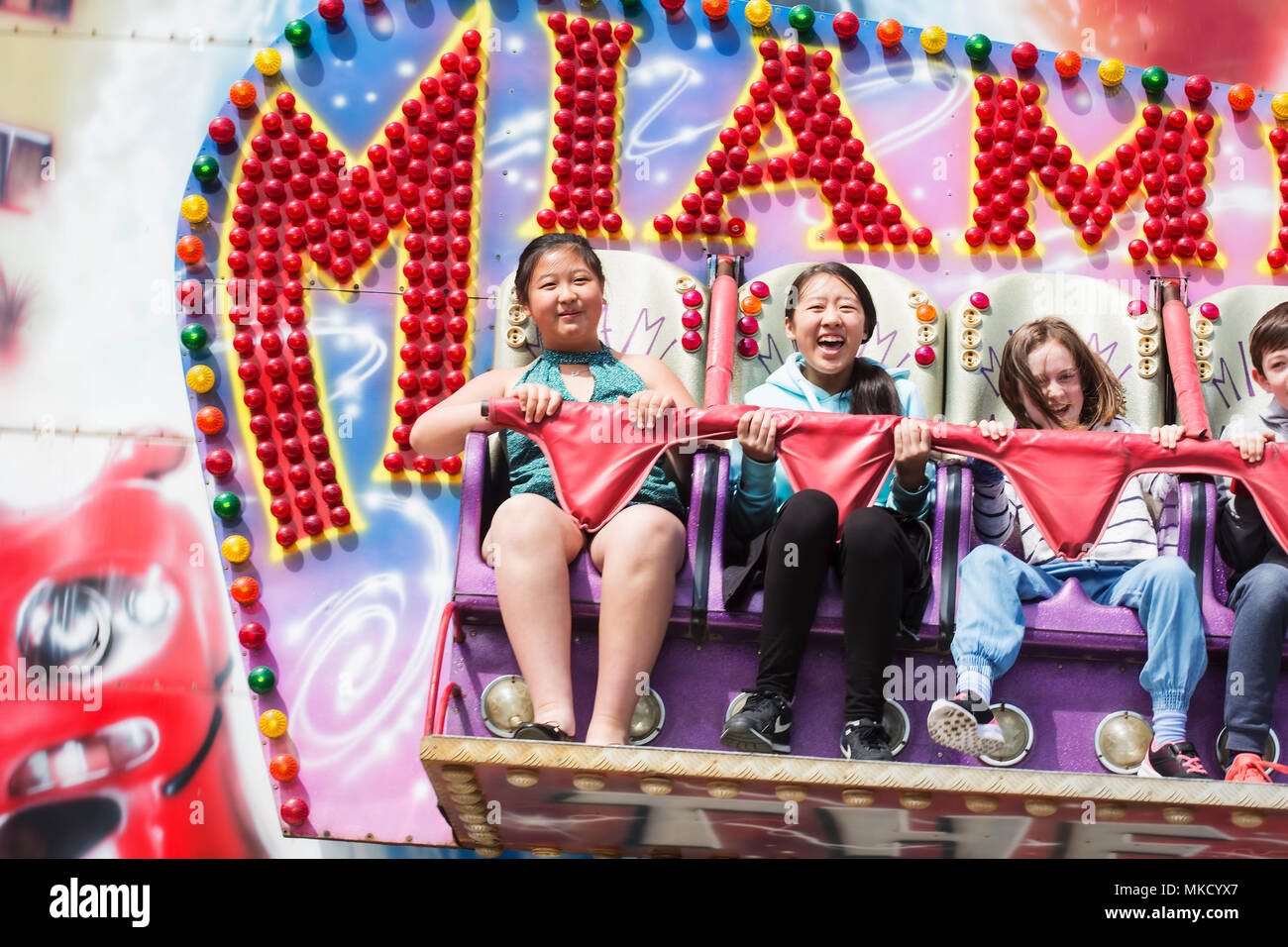 Festival à St Ann's Park, Dublin, Irlande - 07/05/2018. Enfants sur carousel ride in amusement park sur sunny peut bank holiday weekend à Dublin. Banque D'Images