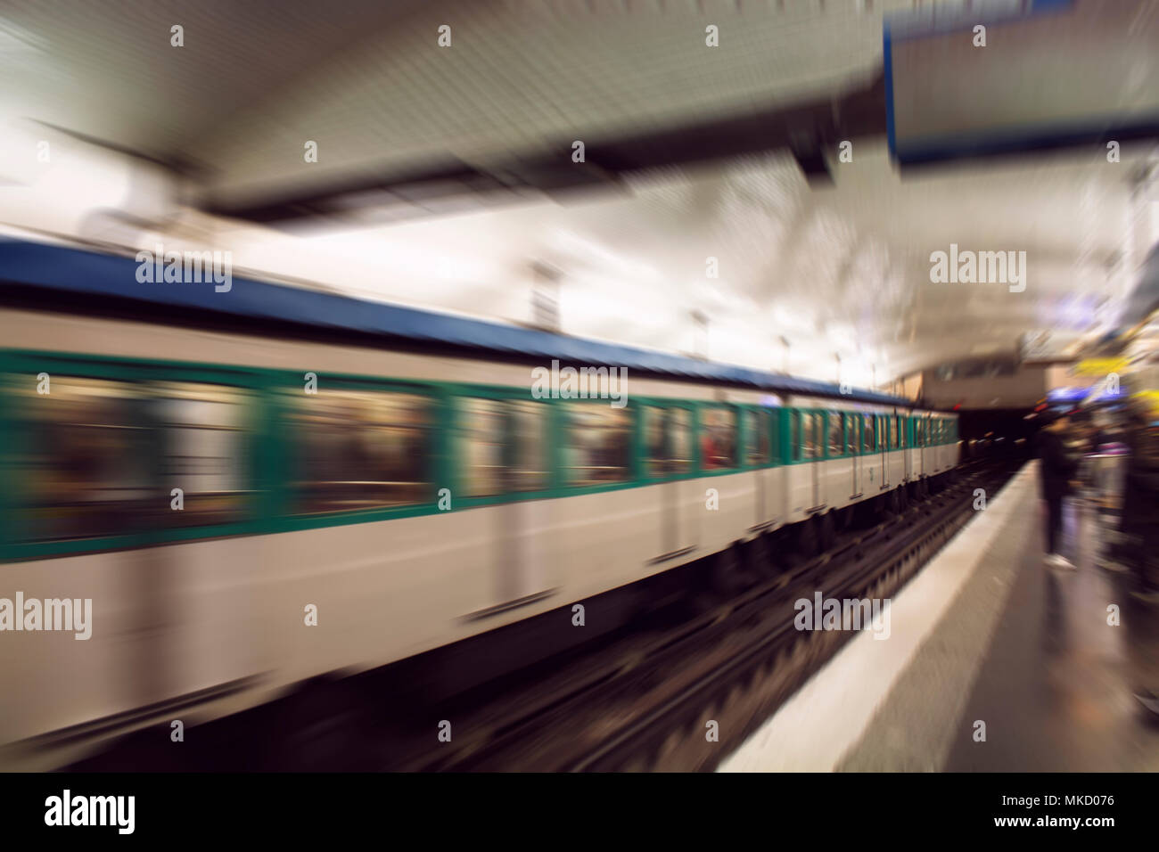 Motion de l'image floue d'une gare de train station de métro à Paris. Banque D'Images
