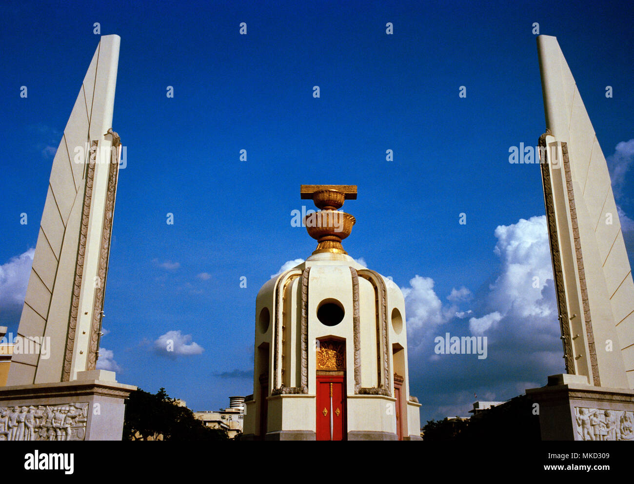 Thai Histoire - Le Monument de la démocratie Anusawari Prachathipatal building à Bangkok en Thaïlande en Asie du Sud-Est Extrême-Orient. Art Architecture Travel Banque D'Images