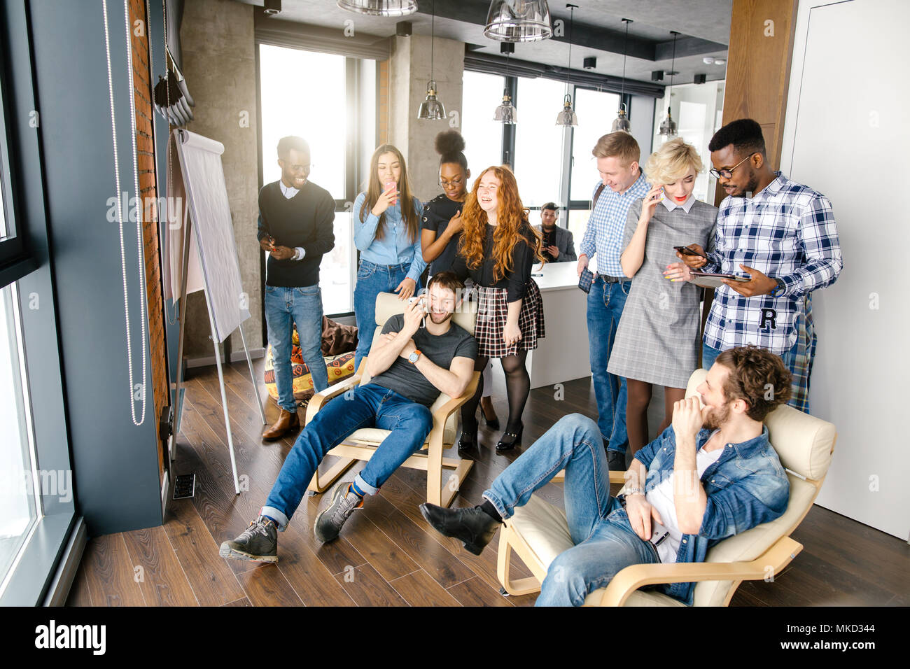 Rire les adultes attendent les résultats de la réunion. Banque D'Images