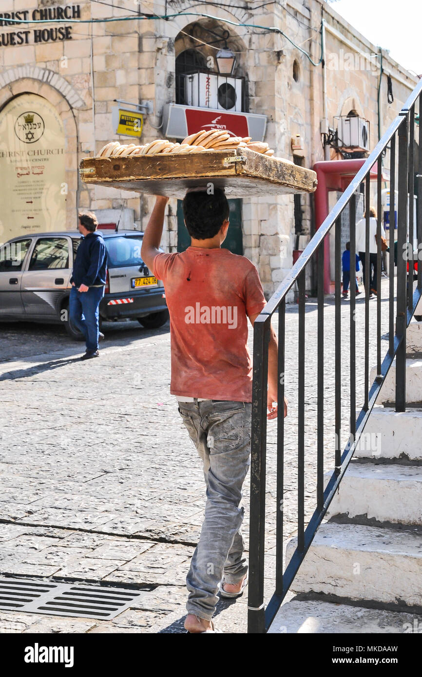 Vendeur de rue avec hawker's plateau sur la tête, Jérusalem, capitale d'Israël, Asie, Moyen Orient Banque D'Images
