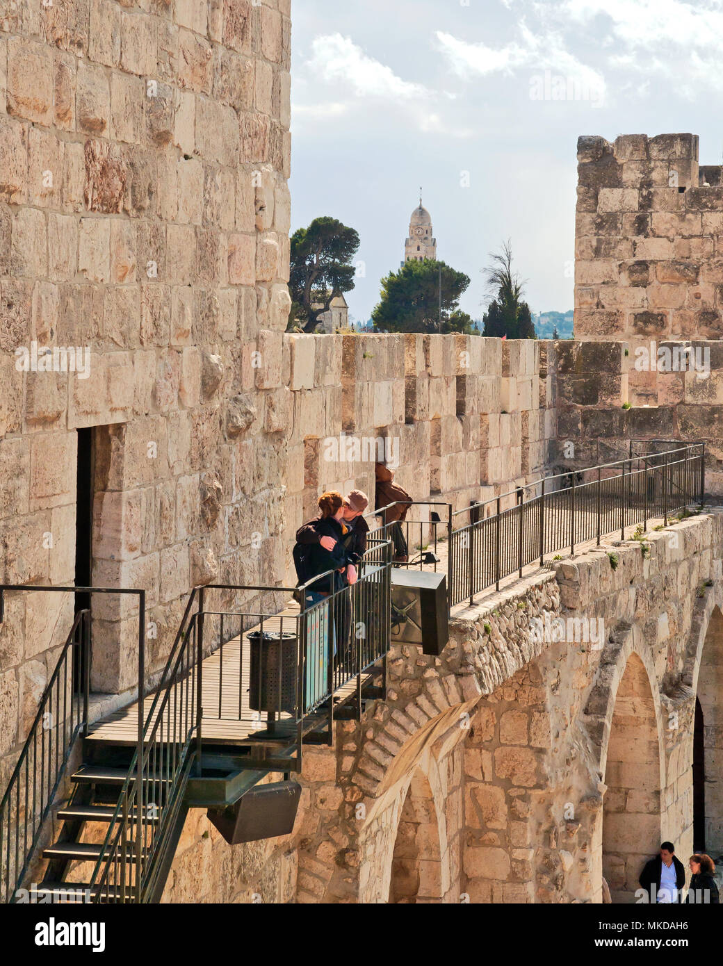 Couple de touristes reste au cours d'excursion dans la ville de David, Jérusalem, capitale d'Israël, Asie, Moyen Orient Banque D'Images