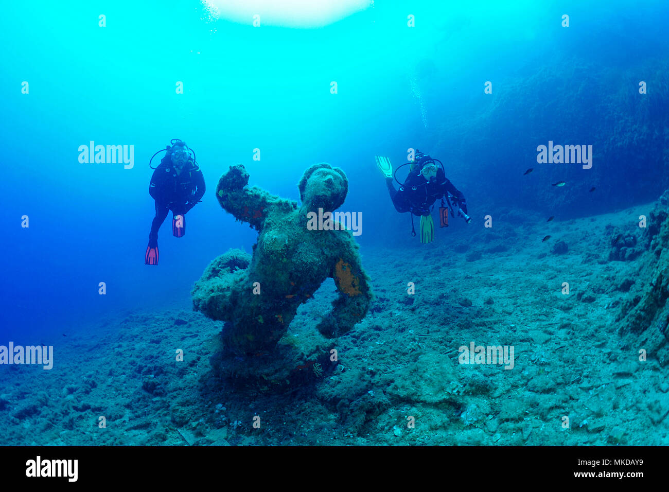 La Vierge En Lion Domine Les Poissons Les plongeurs et la sirène ou la vierge statue, site de plongée de la mer  Lion, Saint-Raphaël, Var, France Photo Stock - Alamy