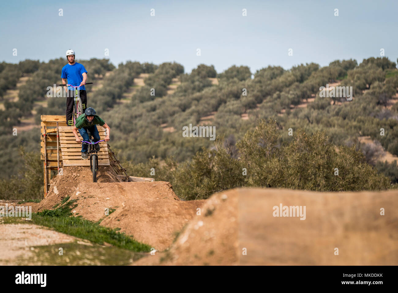 Sportifs la bicyclette sur les collines et la préparation de l'exécution de tricks Banque D'Images