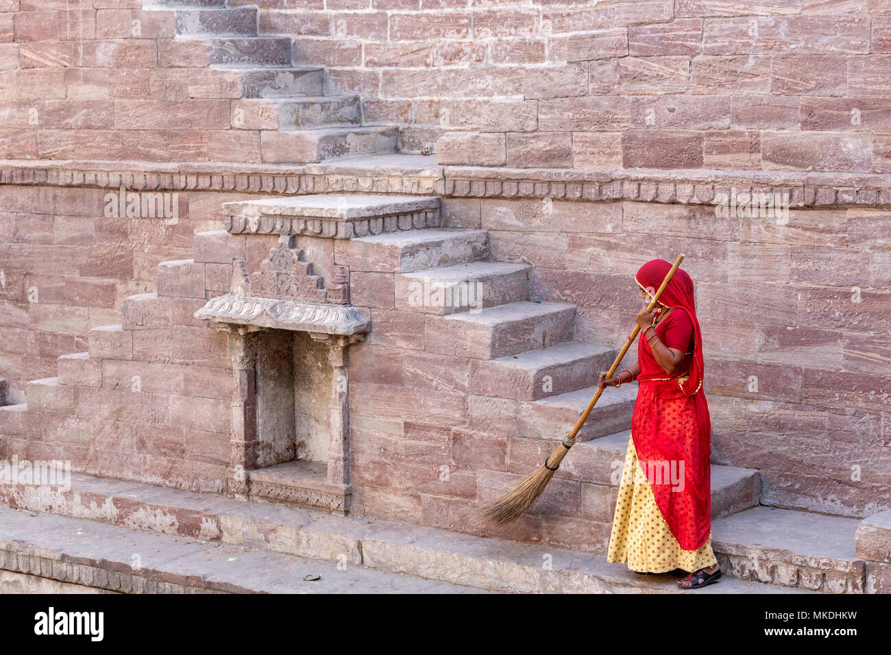 Femme en sari les étapes de nettoyage à Toorji Jhalara Ka, l'étape et, Jodhpur, Rajasthan, India Banque D'Images